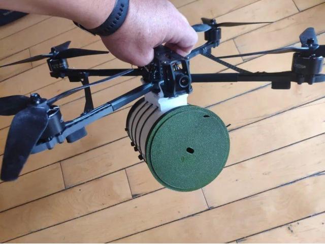 Дрон на оптоволокніі 15 км квадрокоптер 10 дюймів з батареєю